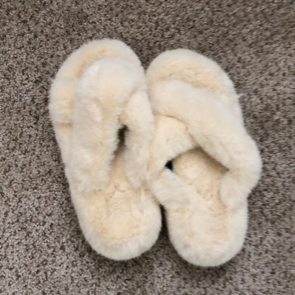 NWOT ivory cream criss cross open toe slippers Med